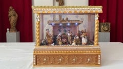 Die Krippe im Glaskasten. „Damit die Figuren keine Füße bekommen“, schmunzelnde Bastlerin ...