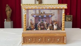 Die Krippe im Glaskasten. „Damit die Figuren keine Füße bekommen“, schmunzelnde Bastlerin ...