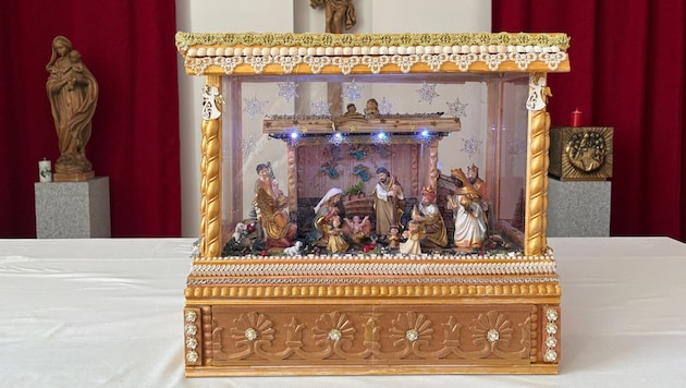 Die Krippe im Glaskasten. „Damit die Figuren keine Füße bekommen“, schmunzelnde Bastlerin ...