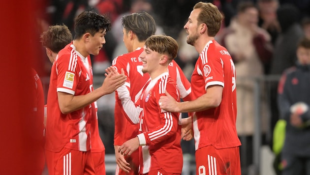 Harry Kane (right) rescues a point for FC Bayern Munich against FSV Mainz.