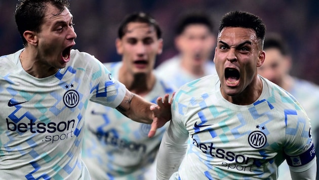 Nicolo Barella und Lautaro Martínez bejubeln ihren 2:1-Auswärtssieg mit Inter …