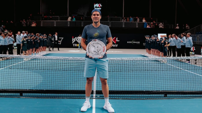 Tommy Haas mit der Siegestrophäe.