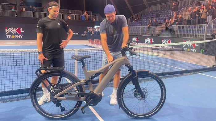 Nach dem Sieg gegen Dominic Thiem erhielt Tommy Haas auch dieses E-Bike.