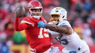 Quarterback Patrick Mahomes und seinen Chiefs ist es gegen die Chargers endgültig an den Kragen ...