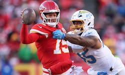 Quarterback Patrick Mahomes und seinen Chiefs ist es gegen die Chargers endgültig an den Kragen ...