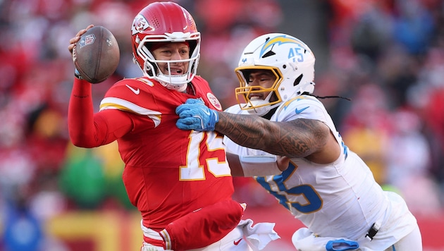 Quarterback Patrick Mahomes und seinen Chiefs ist es gegen die Chargers endgültig an den Kragen ...