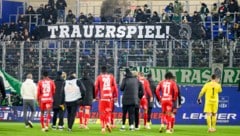 Trauerspiel! Die Rapid-Fans zeigten in LInz den Spielern, was sie von der Leistung hielten.