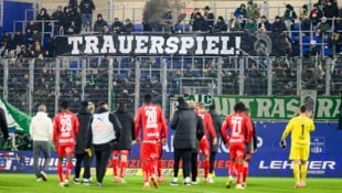 Trauerspiel! Die Rapid-Fans zeigten in LInz den Spielern, was sie von der Leistung hielten.