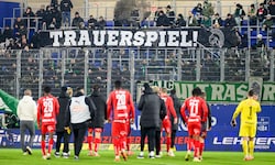 Trauerspiel! Die Rapid-Fans zeigten in LInz den Spielern, was sie von der Leistung hielten.
