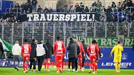 Trauerspiel! Die Rapid-Fans zeigten in LInz den Spielern, was sie von der Leistung hielten.
