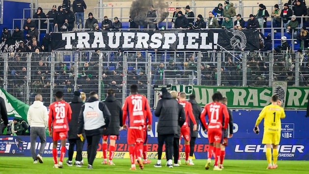 Trauerspiel! Die Rapid-Fans zeigten in LInz den Spielern, was sie von der Leistung hielten.