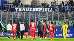 Trauerspiel! Die Rapid-Fans zeigten in LInz den Spielern, was sie von der Leistung hielten.
