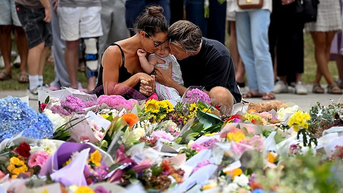Immer wieder legen Menschen Blumen in Gedenken an die Opfer des Massakers am Tatort nieder.