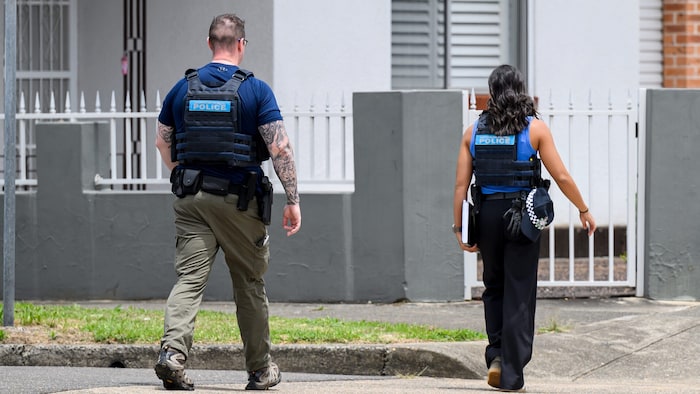 Polizisten durchsuchten auch die Airbnb-Unterkunft der beiden Attentäter.