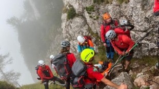 Die Verletzten mussten von der Bergrettung per Trage ins Tag gebracht werden. (Symbolbild)
