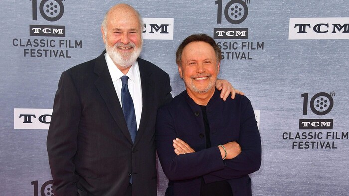 Reiner mit Billy Crystal, der den Tatort besucht hat und Zeugen zufolge aussah, als würde er ...