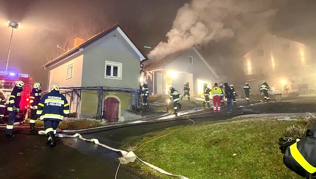 Insgesamt 81 Feuerwehrleute standen Montagfrüh in St. Anna im Einsatz.