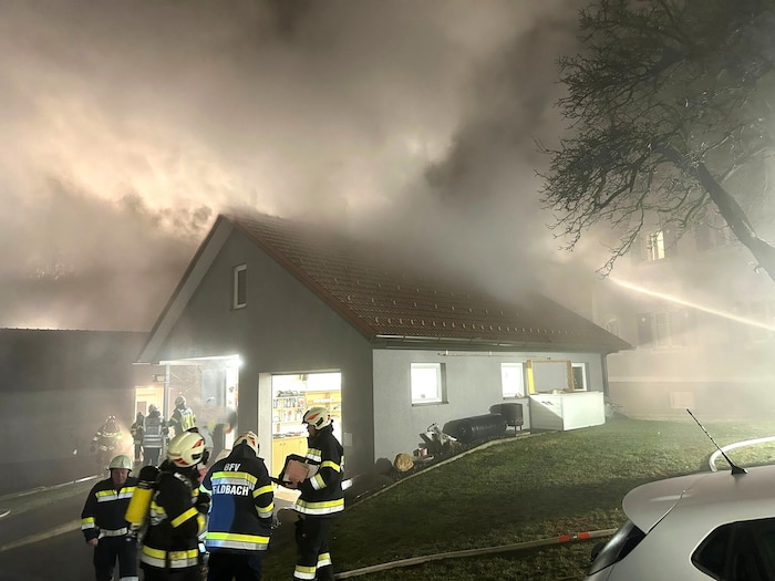 81 Feuerwehrleute waren damit beschäftigt, den Brand zu löschen.