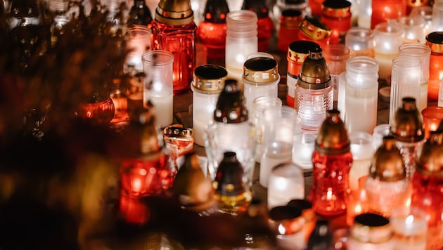 Hunderte Menschen versammelten sich am Wiener Heldenplatz, um Jennifer Scharinger zu gedenken ...