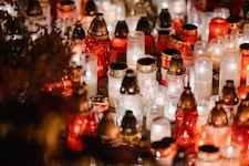 Hunderte Menschen versammelten sich am Wiener Heldenplatz, um Jennifer Scharinger zu gedenken ...