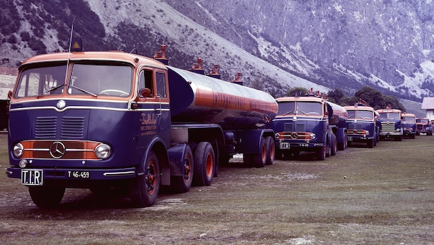 Die Flotte des Unternehmens mit Mercedes-Zugmaschinen auf einem Bild aus dem Jahr 1964.