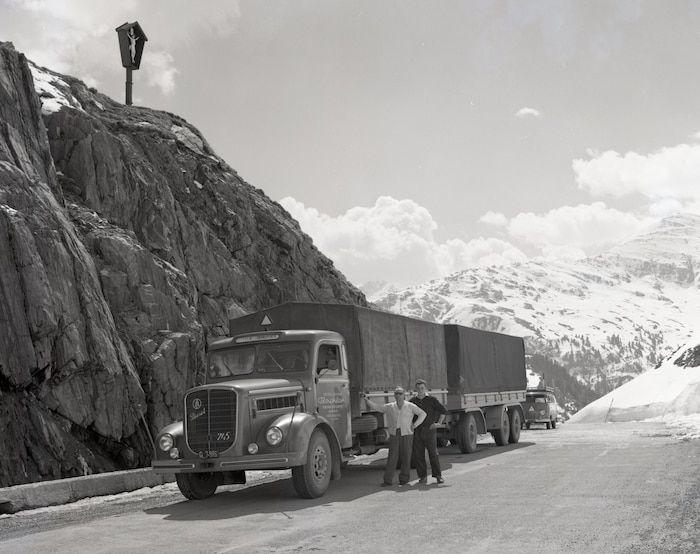 Ein Lkw der Tiroler Firma samt Anhänger am Arlbergpass.