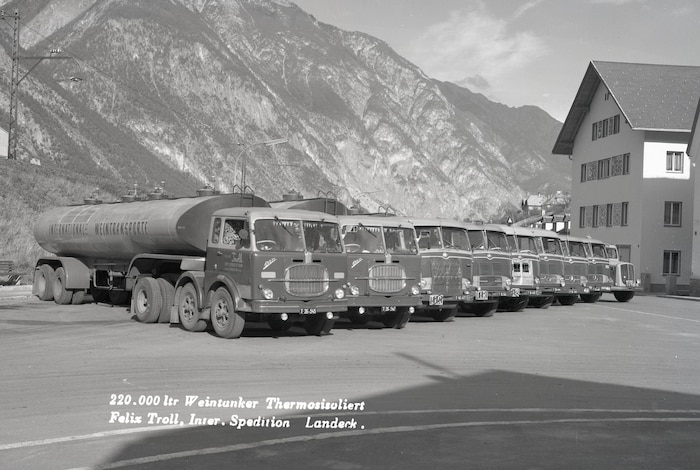 Weintanker, schon damals thermoisoliert, stehen in Reih und Glied auf dem Parkplatz.