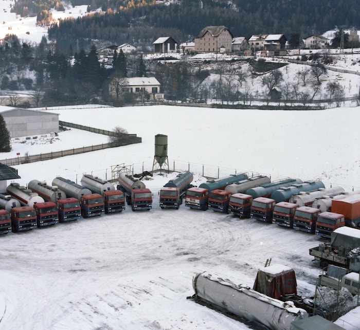 Die Flotte der Spedition am 5. März 1972 – einheitlich mit Zugmaschinen der Marke DAF.