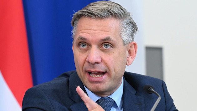 Wirtschaftsminister Wolfgang Hattmannsdorfer (ÖVP) kritisiert die US-Strafzölle von Donald Trump ...