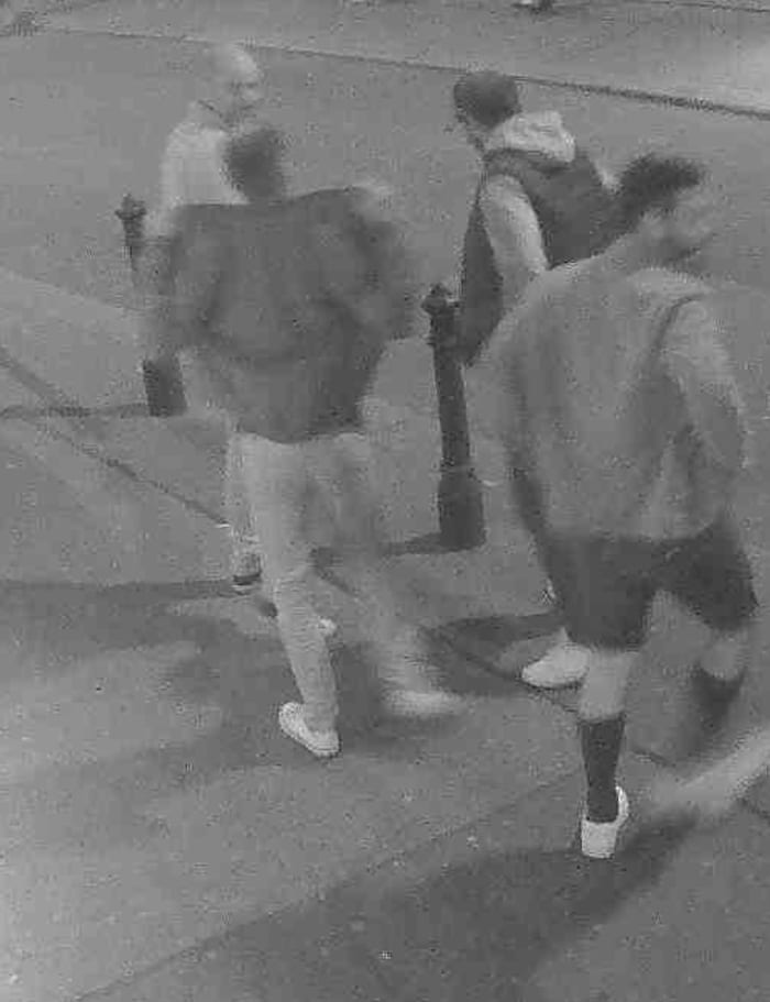 Fotos des Verdächtigen sowie seiner Begleiter konnten gesichert werden.