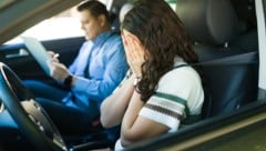 Wenn der Fahrlehrer die Schülerin beleidigt oder sexuell belästigt, wird die Fahrstunde zur ...