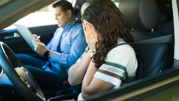 Wenn der Fahrlehrer die Schülerin beleidigt oder sexuell belästigt, wird die Fahrstunde zur ...