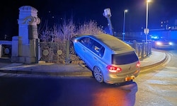 Das Auto kam in Schräglage zum Stillstand