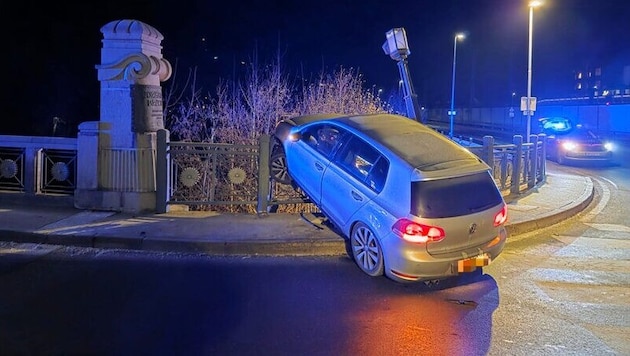 Das Auto kam in Schräglage zum Stillstand