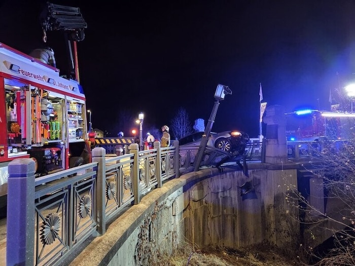 Die Freiwillige Feuerwehr barg das stark beschädigte Auto mittels Bergekran.
