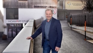 ÖVP-Ortschef Peter Perner vor dem Gemeindeamt von Lessach
