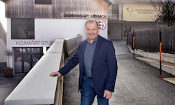 ÖVP-Ortschef Peter Perner vor dem Gemeindeamt von Lessach