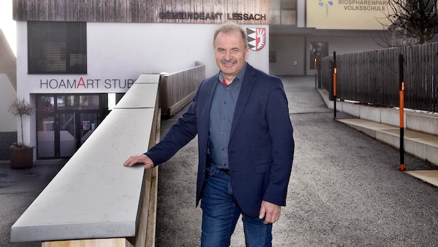 ÖVP-Ortschef Peter Perner vor dem Gemeindeamt von Lessach
