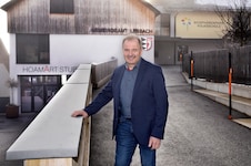 ÖVP-Ortschef Peter Perner vor dem Gemeindeamt von Lessach