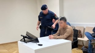 Der junge Mann sitzt schon das zweite Mal im Wiener Landl. 