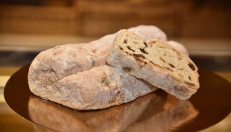 Typisch für den Christstollen aus Tamsweg: Es gibt rundherum keine dicke Zuckerschicht.
