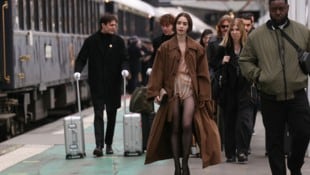Lily Collins hat mit ihrem Look am Bahnhof in Paris für Aufsehen gesorgt. Die Serien-Emily ...