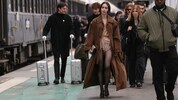 Lily Collins hat mit ihrem Look am Bahnhof in Paris für Aufsehen gesorgt. Die Serien-Emily ...