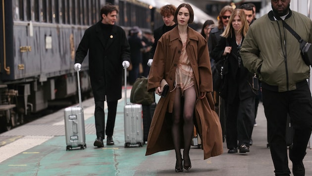 Lily Collins hat mit ihrem Look am Bahnhof in Paris für Aufsehen gesorgt. Die Serien-Emily ...