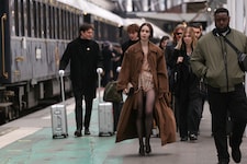Lily Collins hat mit ihrem Look am Bahnhof in Paris für Aufsehen gesorgt. Die Serien-Emily ...