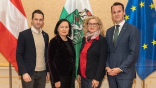 Landesrat Stefan Hermann (rechts) und Klubobmann Lukas Schnitzer (links) mit Bildungsdirektorin ...