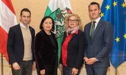 Landesrat Stefan Hermann (rechts) und Klubobmann Lukas Schnitzer (links) mit Bildungsdirektorin ...