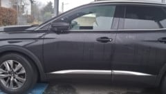 Vandalen haben in Klagenfurt einen Stein durch die Seitenscheibe des Fahrzeuges geschleudert.