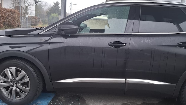 Vandalen haben in Klagenfurt einen Stein durch die Seitenscheibe des Fahrzeuges geschleudert.