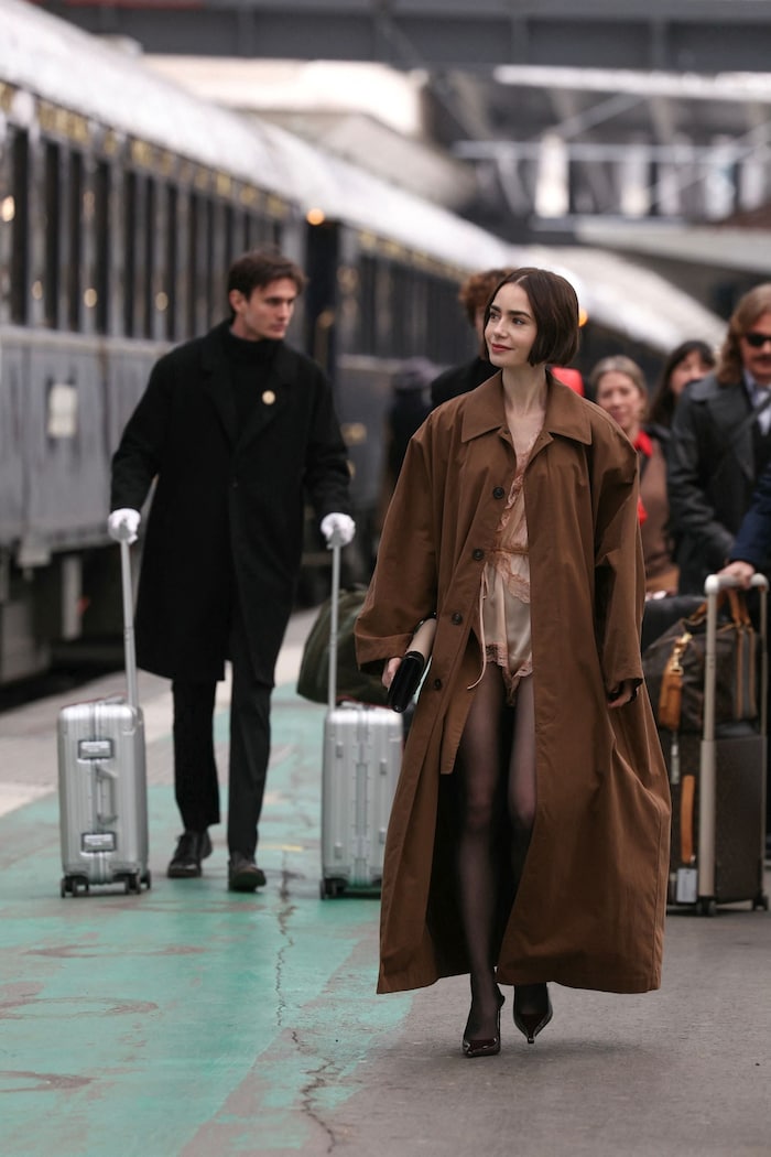 Nach einer Nacht im Orient-Express ist Lilly Collins offenbar nur schnell mal in den Mantel ...
